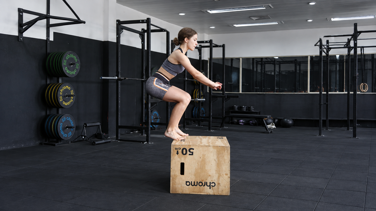 Atleta treinando em uma caixa de salto no espaço CrossFit