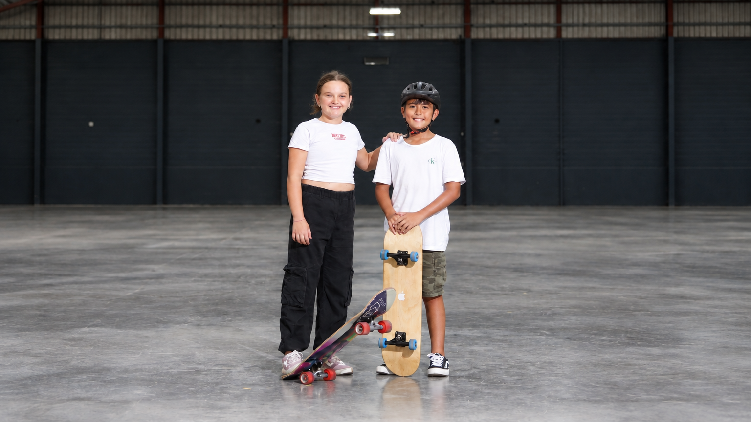 Crianças com skates na pista da ELLOS